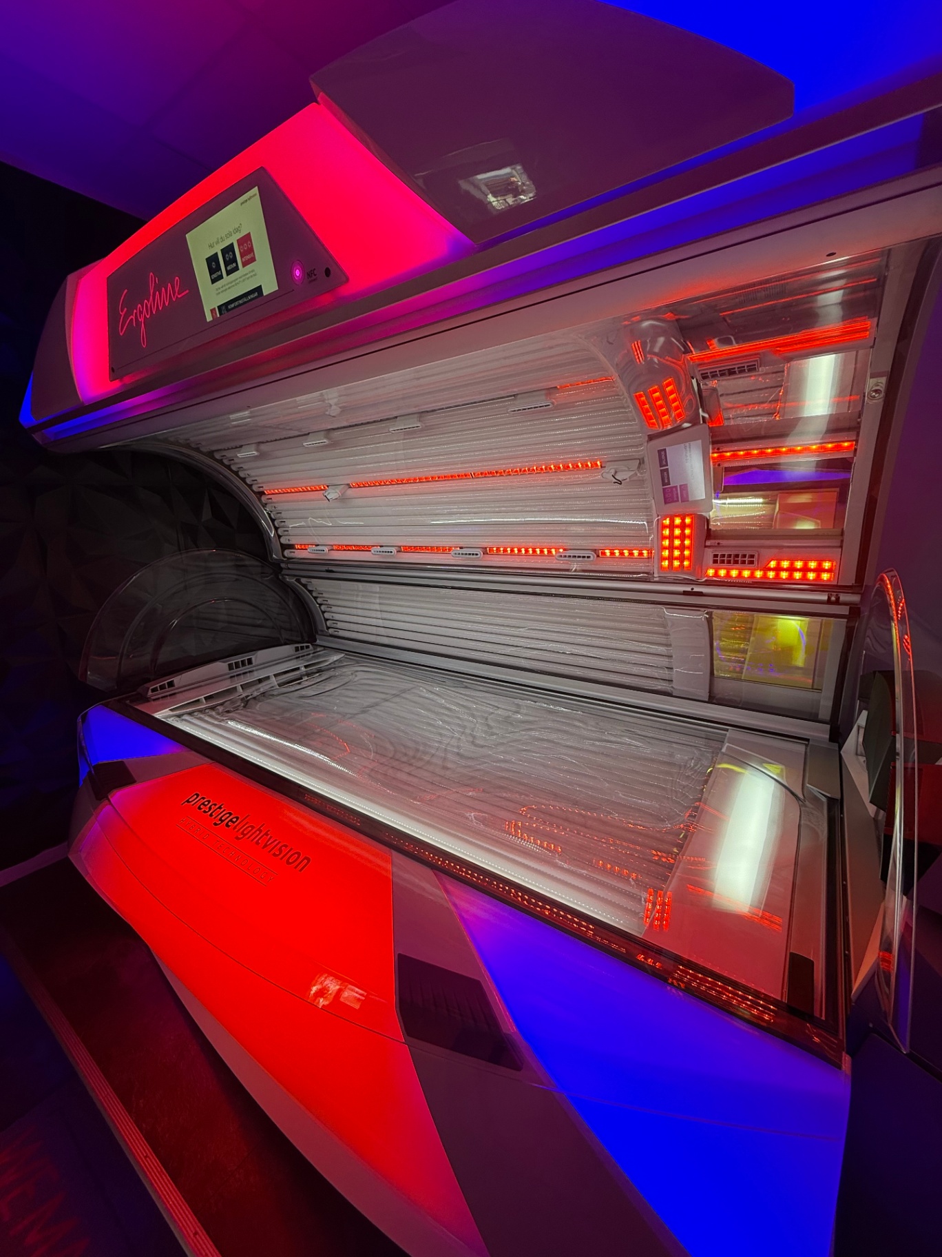 Ergoline Prestige Lightvision solarium med röda LED-detaljer